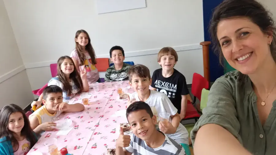 Klara Steiner mit Kindern aus ihrer Kommuniongruppe